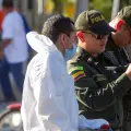Barranquilla, Colombia, 30 de Enero de 2023. Oficiales de la Sijin recopilan evidencias en el lugar de la masacre que se efectuó en el barrio El Santuario al sur occidente de la ciudad, donde cuatro personas fueron asesinadas. El hecho ocurrió en la carrera 8 con calle 52, en la Tienda y Estadero la 8 mientras se transmitía el partido de Junior FC contra el DIM. Un policia resultó muerto. Foto Vanexa Romero/ETCE