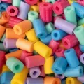 El PVC (policloruro de vinilo) es una combinación química de carbono, hidrógeno y cloro. Sus componentes provienen del petróleo bruto (43%) y de la sal (57%)