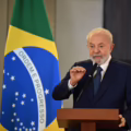 El presidente brasileño Luiz Inacio Lula da Silva habla en una rueda de prensa.
