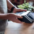 Pagos sin contacto con tarjeta de débito y crédito.