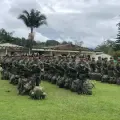 Más de 100 uniformados del Ejército Nacional, previo a su salida hacia El Plateado, Cauca.
