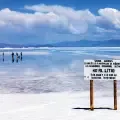 Pancarta de protesta contra la extracción de litio, en Salinas Grandes, en Jujuy (Argentina).