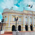Con su poderoso color amarillo, el teatro está listo para una gran renovación. FOTO: Teatro Municipal Enrique Buenaventura.