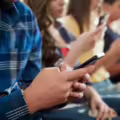Contenido sexual, violento y de autolesiones: lo que las redes le muestran a adolescentes en solo 40 minutos, según estudio
