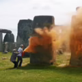 Activistas roc??an pintura en polvo naranja en Stonehenge en Wiltshire, suroeste de Inglaterra.