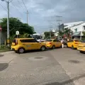 Taxistas bloquean la calle 70 de Crespo en Cartagena, hasta Transcaribe tuvo que desviar