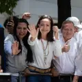 Fotografía del 28 de agosto de 2024 donde se observa al exdiputado venezolano Juan Pablo Guanipa (2-d) junto a la líder opositora venezolana, María Corina Machado (2-i), durante una manifestación de la oposición, en Caracas (Venezuela). Miembros de la oposición mayoritaria de Venezuela pasaron de estar permanentemente en la calle a ejercer la política desde el resguardo y la virtualidad, ante la "persecución" que denuncian en su contra, sobre todo tras las presidenciales del 28 de julio, en las que Nicolás Maduro fue proclamado ganador, lo que el antichavismo considera fraudulento. EFE/ Ronald Peña R.