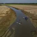 Hombres cargan sus botes en el lago Aleixo debido a la grave sequía al oeste de Manaos, estado de Amazonas, Brasil, el 20 de septiembre de 2024.