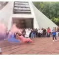 Amigos del barrista lo despiden.