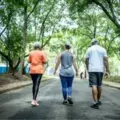 Fartlek 5-2-4, el método de caminata sueco que mejora su salud cardiovascular, quema calorías y fortalece los músculos