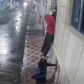 Video | Ladrones formaron una escalera humana para entrar por la ventana de una casa en Bosa