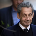 El expresidente francés Nicolas Sarkozy (centro) saluda a sus partidarios al salir de su residencia para presentarse en la prisión de La Santé, donde cumplirá una condena de cinco años de prisión tras ser declarado culpable de conspiración criminal por un plan para que el difunto dictador libio Muamar el Gadafi financiara su campaña electoral de 2007. El 21 de octubre de 2025, en París, Nicolas Sarkozy, quien ha enfrentado una serie de problemas legales desde que perdió la reelección en 2012, será encarcelado el 21 de octubre de 2025 por un plan para obtener financiación libia para su exitosa campaña presidencial de 2007, convirtiéndose en el primer expresidente de un país de la Unión Europea en cumplir una condena en prisión. El exlíder ultraderechista francés ha apelado el veredicto y denunciado una "injusticia". (Foto de JULIEN DE ROSA / AFP)
