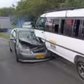Accidente en Cali entre buseta con estudiantes y un carro particular.