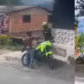 Un hombre, que estuvo involucrado en una riña en San Javier, murió tras enfrentarse con un cuchillo a patrulleros de la Policía.