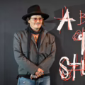 Johnny Depp lleva a Tokio su caótico arte en el debut internacional de su exposición 'A Bunch of Stuff'