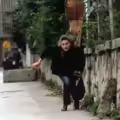 Una mujer corre a refugiarse del intenso fuego en Sarajevo.
