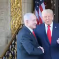 Benjamín Netanyahu estrecha la mano del presidente de Estados Unidos, Donald Trump (d).