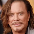 Mickey Rourke, es un actor, guionista y exboxeador estadounidense.
