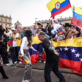 Residentes venezolanos celebran en la Plaza de Bolívar la captura de Nicolás Maduro