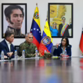 Delcy Rodríguez (centro) junto al ministro de Defensa, Vladimir Padrino (segundo a la izquierda), y el ministro de Relaciones Interiores, Diosdado Cabello (segundo a la derecha).