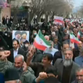Esta captura, extraída de un video publicado por Iran Press el 9 de enero de 2026, muestra a manifestantes progubernamentales coreando consignas.