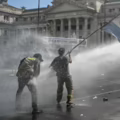 Manifestante ondea una bandera de Argentina frente al Congreso
