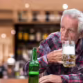 Adulto mayor tomando licor