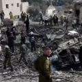 Oficiales de servicios de emergencia israelíes inspeccionan la búsqueda entre los escombros en la escena de un ataque con misiles cerca de Bet Shemesh, a unos 30 kilómetros al oeste de Jerusalén el 1 de marzo de 2026.