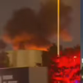 Momento en que un dron iraní impacta el Consulado de Estados Unidos en Dubái. (