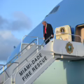 El presidente de Estados Unidos, Donald Trump, desembarca del Air Force One