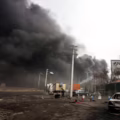 Columnas de humo se elevan desde un incendio en curso tras un ataque aéreo contra la refinería de petróleo de Shahran, en el noroeste de Teherán, Irán, el 8 de marzo de 2026.