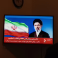 Un hombre observa la declaración televisada del nuevo líder supremo de Irán, Mojtaba Jamenei.
