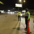 Autoridad de Tránsito y Movilidad de Guayaquil, Ecuador, custodia una calle durante el toque de queda