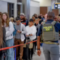 Estados Unidos despliega a los agentes de inmigración en catorce aeropuertos