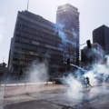 Manifestantes y la Policía de antidisturbios de Carabineros de Chile se enfrentan durante una manifestación en Santiago