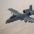 El A-10C Thunderbolt II es un avión diseñado para el apoyo aéreo cercano a las fuerzas terrestres.