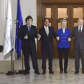 los presidentes de Argentina, Javier Milei (i); Uruguay, Luis Lacalle Pou (2-i); la presidenta de la Comisión Europea, Ursula von der Leyen (c); y los presidentes de Brasil, Luiz Inácio Lula da Silva (2-d), y de Paraguay, Santiago Peña (d),