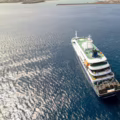 Esta fotografía aérea muestra una vista general del crucero MV Hondius anclado frente al puerto de Praia, la capital de Cabo Verde, el 3 de mayo de 2026. Un brote de 