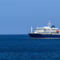 Esta fotografía aérea muestra una vista general del crucero MV Hondius anclado frente al puerto de Praia, la capital de Cabo Verde, el 3 de mayo de 2026. Un brote de 
