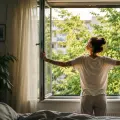 Abrir la ventana en las mañanas.