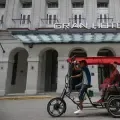 Un triciclo pasa frente al Gran Hotel Bristol en La Habana, Cuba
