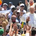 El papa León XIV saluda a su llegada para oficiar una misa en el puerto de Santa Cruz de Tenerife, en la isla canaria de Tenerife, el 12 de junio de 2026.