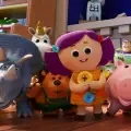 Bonnie y Buzz Lightyear jugando en el jardín en Toy Story 5 de Pixar