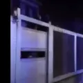 El ladrón fue descubierto atrapado en las rejas de la vivienda.