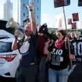 Israelíes durante una protesta contra el gobierno de Benjamín Netanyahu y la guerra en Gaza, al cumplirse 1.000 días del ataque de Hamás contra Israel del 7 de octubre de 2023