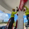 Trabajadores protegen una gasolinera por el supertifón Bavi, en las Islas Marianas del Norte.