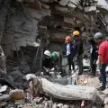 Equipos de rescate hallan cadáveres entre los escombros en Macuto, estado Vargas (Venezuela), el 5 de julio de 2026