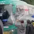 El autobús inglés fue rodeado por decenas de aficionados mexicanos antes del encuentro.