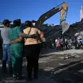 Equipos de rescate intentan recuperar cuerpos de un edificio colapsado en Caraballeda, estado de La Guaira (Venezuela)