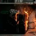 Incendio en cocina causado por regleta eléctrica sobrecargada con microondas y cafetera conectados